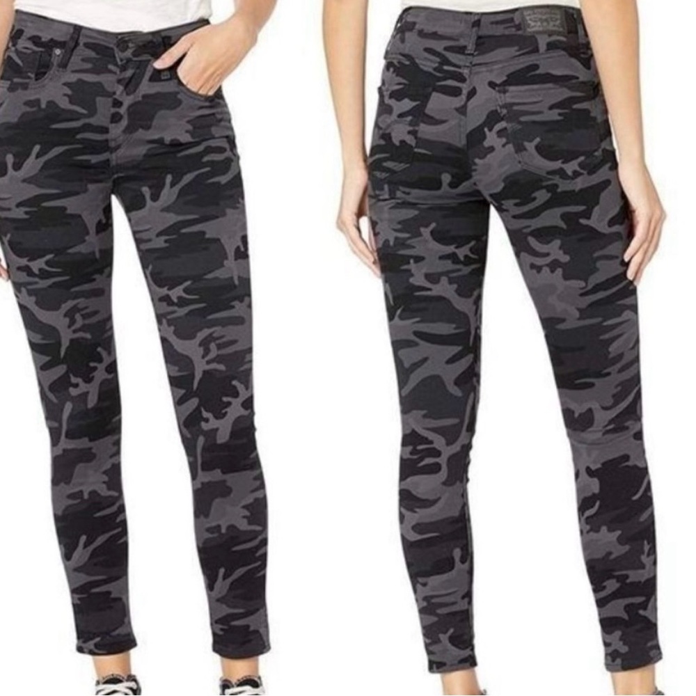 Woman’s Levi’s camo jeans ⚡️
